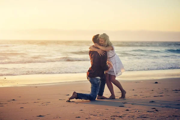 Ты сделал меня самым счастливым человеком сегодня. Застрелен молодой человек, делающий предложение своей девушке на пляже. — стоковое фото
