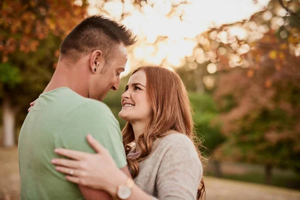 L'amour est dans les yeux. Tourné d'un jeune couple affectueux passant une journée à l'extérieur. — Photo