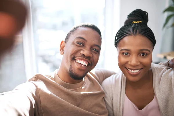 Sonríe para la cámara. Retrato de una joven pareja tomando selfies juntos en casa. —  Fotos de Stock