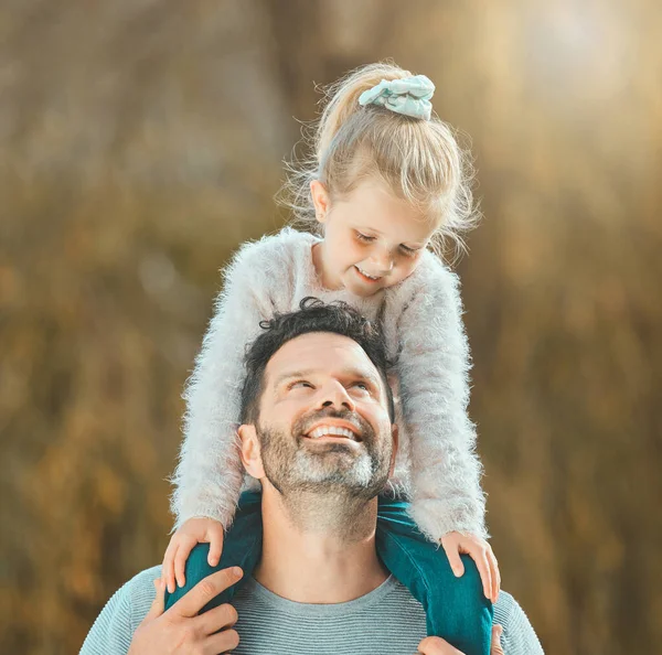 パパになるには特別な人が必要だ。幼い娘と屋外で過ごす父親のショット. — ストック写真