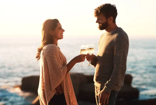 Bu hayattaki her şeyi seninle yapmak istiyorum. Genç ve mutlu bir çiftin sahilde şarapla kadeh kaldırması.. — Stok fotoğraf