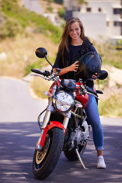 ¿Estás listo para montar? Una atractiva joven sentada en su motocicleta sosteniendo su casco. — Foto de Stock