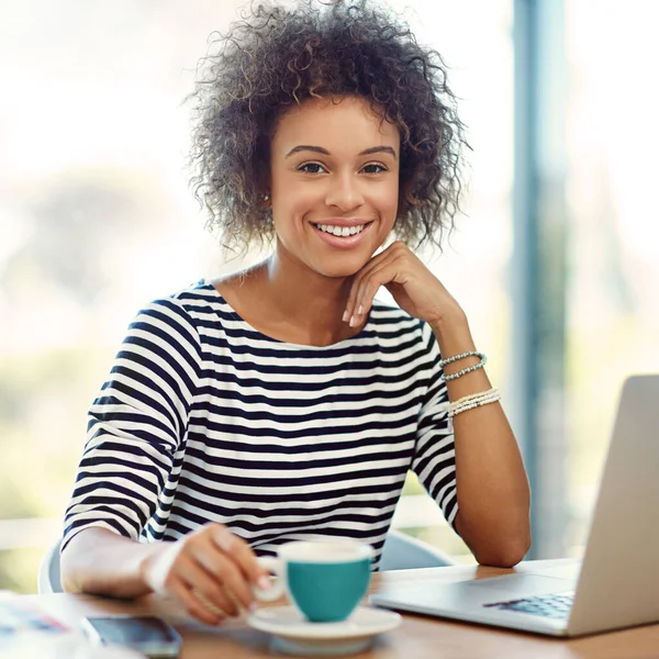 Η αυτοαπασχόληση είναι η λύση. Πορτρέτο μιας νεαρής γυναίκας που πίνει καφέ ενώ εργάζεται σε ένα φορητό υπολογιστή στο σπίτι. — Φωτογραφία Αρχείου