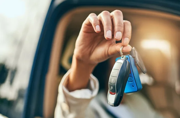 Τα κλειδιά της μεταφοράς. Κλείσιμο ενός αγνώριστου επιχειρηματία που κρατά ένα σύνολο κλειδιών ενώ κάθεται μέσα σε ένα αυτοκίνητο κατά τη διάρκεια της ημέρας. — Φωτογραφία Αρχείου