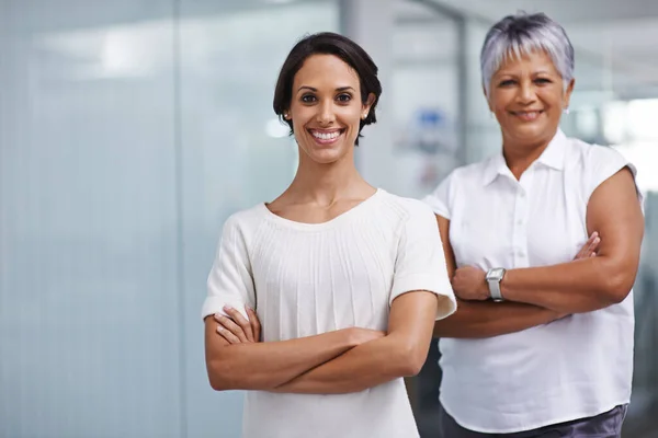 Confiando en nuestras capacidades. Retrato de dos empresarias posando juntas en su oficina. — Foto de Stock