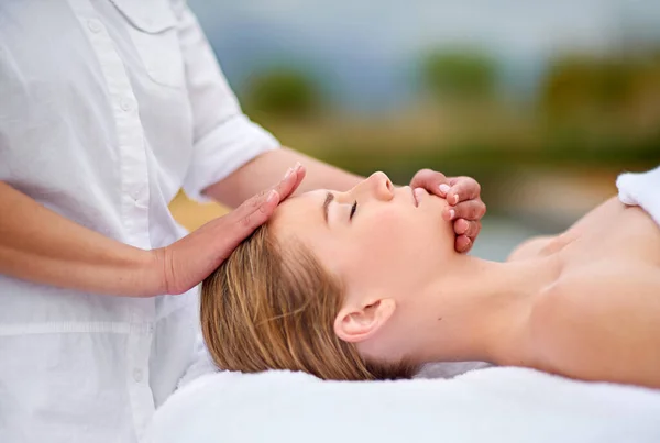 Einfach glücklich. Schnappschuss einer jungen Frau bei einer Massage im Day Spa. — Stockfoto