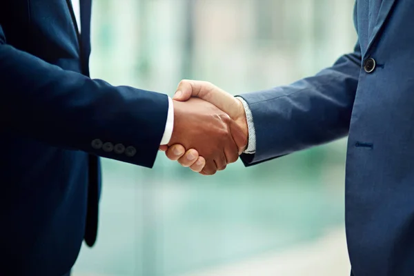 Perkenalan bisnis. Ditembak dua pengusaha yang tidak dikenal berjabat tangan di kantor. — Stok Foto