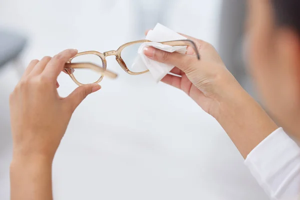 A minha visão nunca foi tão clara. Tiro de uma mulher limpando um par de óculos. — Fotografia de Stock