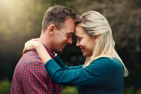 Eles encontraram felicidade um no outro. Tiro de um jovem casal afetuoso passar tempo de qualidade juntos ao ar livre. — Fotografia de Stock