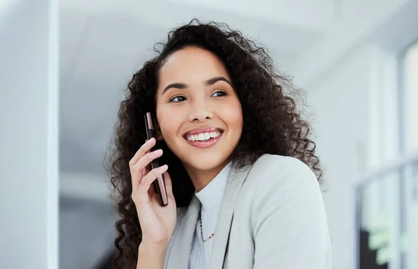 Ik moet dit idee met jou bespreken. Foto van een jonge zakenvrouw met behulp van haar smartphone om een telefoontje te plegen. — Stockfoto