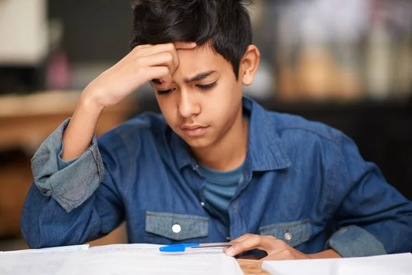Esiste una soluzione a questo problema di algebra? Girato di un giovane ragazzo adolescente che studia a una scrivania. — Foto Stock