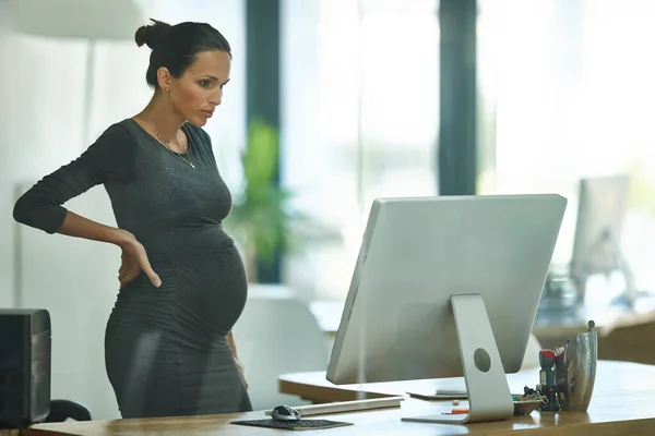 Sistemare alcune questioni in sospeso prima del congedo di maternità. Girato di una donna d'affari incinta che lavora in un ufficio. — Foto Stock
