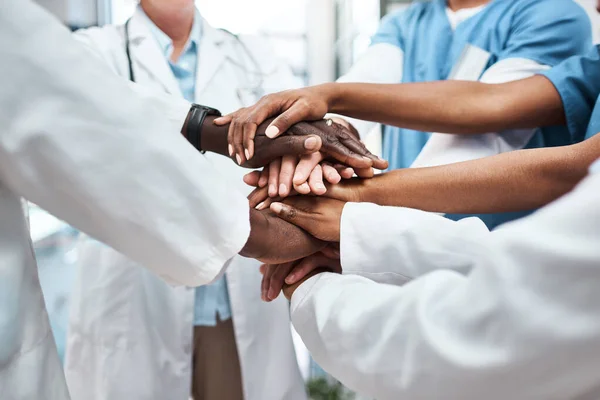 Il valore della collaborazione è incalcolabile. Primo piano di un gruppo di medici che si uniscono le mani in un abbraccio. — Foto Stock