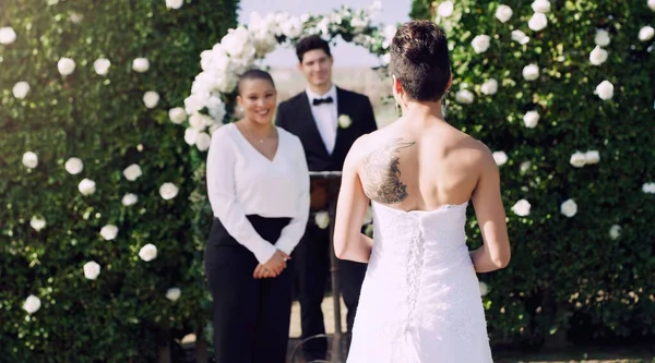 Ela está a poucos passos de sua felicidade. Foto retrovisor de uma noiva lésbica irreconhecível caminhando em direção ao altar no dia do casamento. — Fotografia de Stock