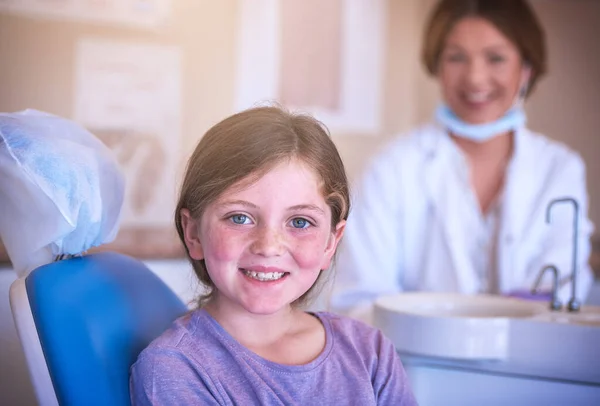 La salute orale è una parte importante di una salute di bambini. Ha sparato a una ragazzina dal dentista per un controllo.. — Foto Stock