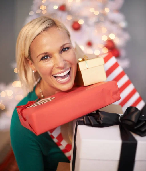 Letos o Vánocích jsem byla rozmazlená. Portrét atraktivní mladé ženy držící její vánoční dárky. — Stock fotografie