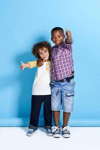 Nuestra amistad es increíble. Fotografía de dos jóvenes mostrando pulgares hacia la cámara. —  Fotos de Stock