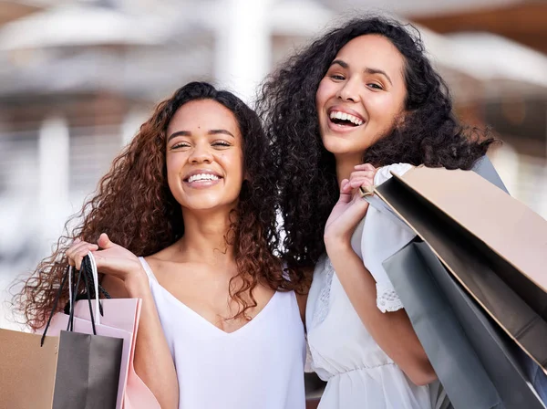 Nous avons tellement plus dans notre magasin préféré. Prise de vue de deux jeunes femmes faisant du shopping dans un contexte urbain. — Photo