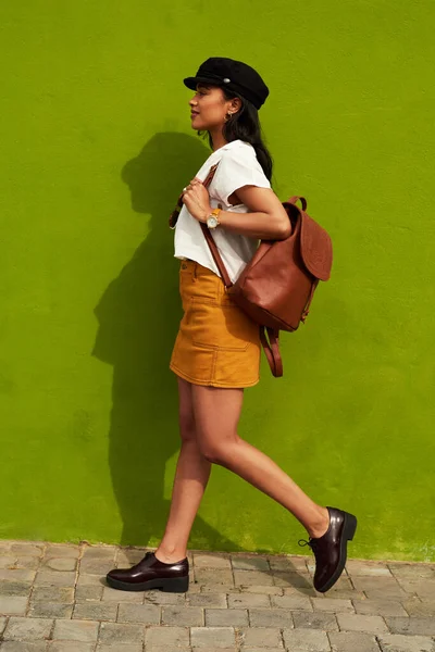 Ik ben een vrouw op een missie. Full length shot van een aantrekkelijke jonge vrouw lopen tegen een groene achtergrond tijdens een dagje uit in de stad. — Stockfoto