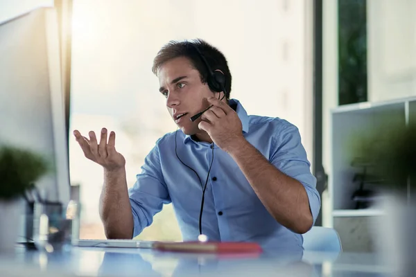 Ein Gespräch mit einem Kunden durch die Lösung seines Problems. Schnappschuss eines Callcenter-Agenten, der in einem Büro arbeitet. — Stockfoto