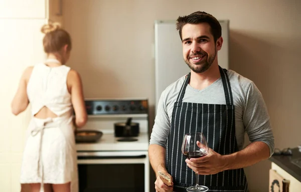 Fazemos uma equipa fantástica na cozinha. Retrato recortado de um jovem bonito e sua namorada preparando comida juntos em casa. — Fotografia de Stock