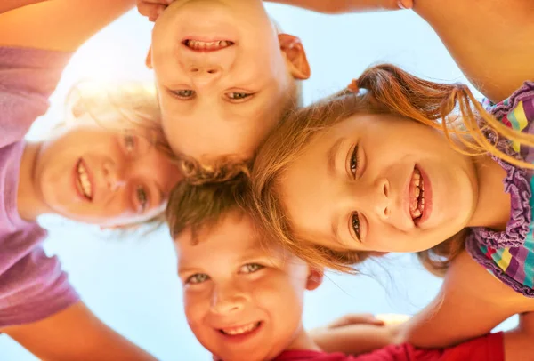 Обіймися заради веселощів. Портрет групи маленьких дітей, що стоять разом у горлі на відкритому повітрі . — стокове фото
