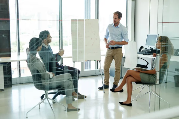 Jeder bringt sich in dieses Team ein. Aufnahme einer Gruppe von Kollegen beim Brainstorming in einem Büro. — Stockfoto