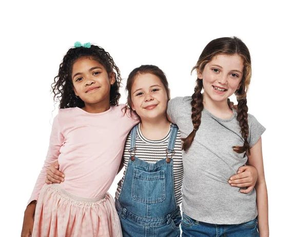 Φίλοι σαν εμάς είναι για πάντα. Studio πορτρέτο μιας ομάδας τριών ευτυχισμένων κοριτσιών αγκαλιάζονται μεταξύ τους σε λευκό φόντο. — Φωτογραφία Αρχείου