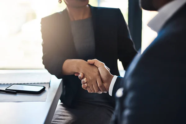 Bara gott kan komma ur denna sammanslagning. Närbild skott av två oigenkännliga företagare skakar hand på ett kontor. — Stockfoto