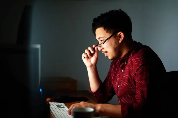 Su duro trabajo valdrá la pena. Fotografía de un joven diseñador masculino trabajando en su ordenador tarde en la noche. —  Fotos de Stock