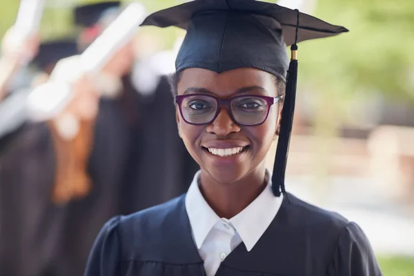 Todo mi trabajo duro ha dado sus frutos. Retrato de una estudiante feliz parada afuera en su día de graduación. — Foto de Stock