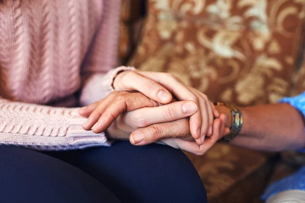 We in this together, you are not alone. Cropped shot of unrecognizable women holding hands at home. — Stock Photo, Image