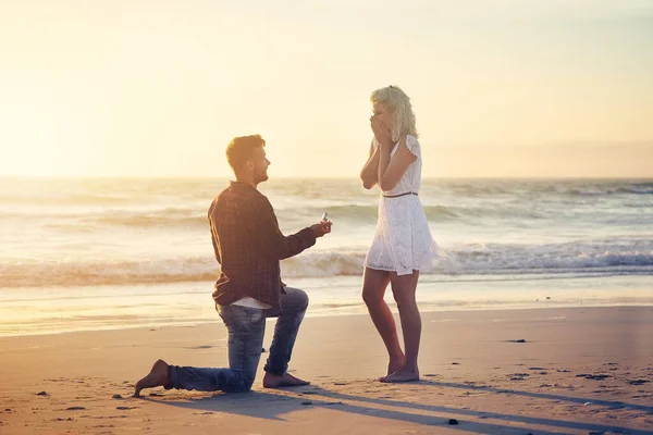 Sagen Sie bitte, dass Sie meine Frau sein werden. Aufnahme eines jungen Mannes, der seiner Freundin am Strand einen Heiratsantrag macht. — Stockfoto
