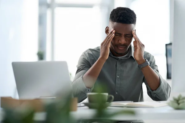 Tuff dag på kontoret. Skjuten av en ung affärsman som arbetar på en dator på ett kontor. — Stockfoto