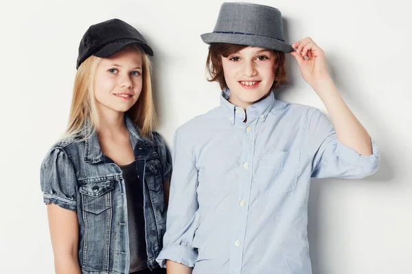 Хесе буде досконалим джентльменом. Портрет двох модних маленьких дітей, які позують в студії . — стокове фото