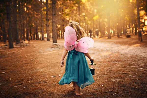 Les je místo, kde budu navždy. Postřelen nepoznatelnou holčičkou, která drží lampu, zatímco pobíhá venku v lese.. — Stock fotografie