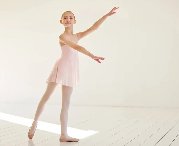 Ο σχεδιασμός χορού δεν είναι απλά ένα στοιχείο. Φωτογραφία μιας νεαρής μπαλαρίνας που χορεύει σε στούντιο.. — Φωτογραφία Αρχείου