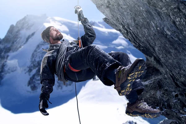 Подтолкни себя к вершине. Снимок альпиниста, висящего на веревке на скале. — стоковое фото