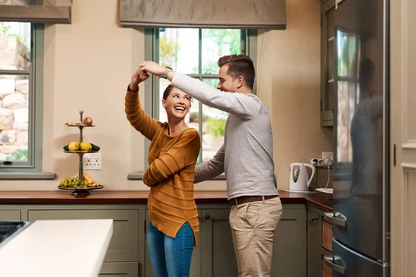 Ella siempre es su princesa. Foto de una pareja joven y cariñosa bailando juntos en su cocina en casa. — Foto de Stock