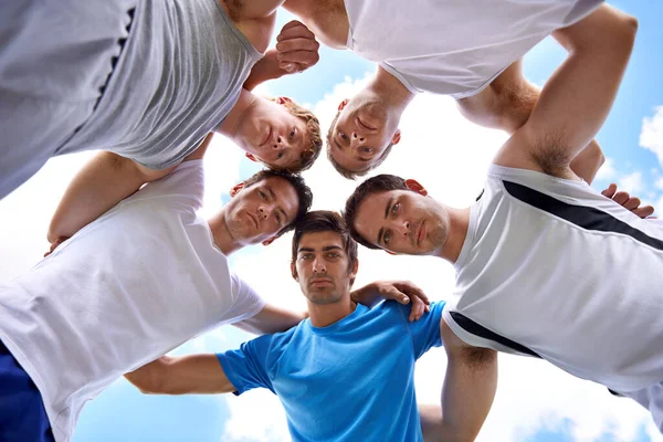Faisons-le. Prise de vue d'un groupe de jeunes sportifs en forme debout dans un huddle. — Photo