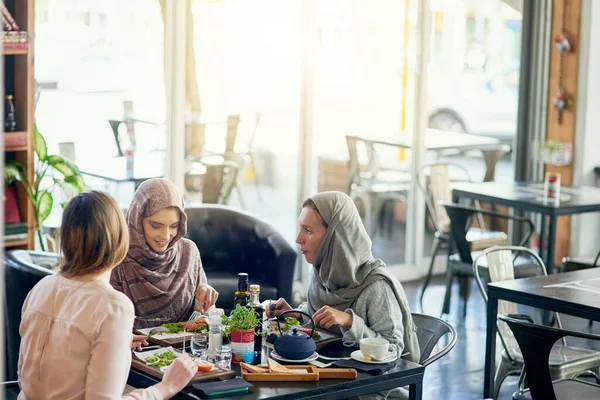 星期六是赶上来的日子.拍了一群女人一起在咖啡店吃午饭. — 图库照片