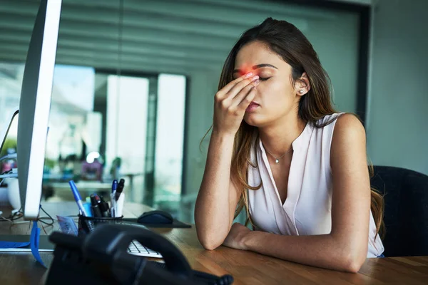 Zbliża się napięty ból głowy. Strzał młodej bizneswoman cierpiącej na ból głowy podczas pracy w biurze. — Zdjęcie stockowe