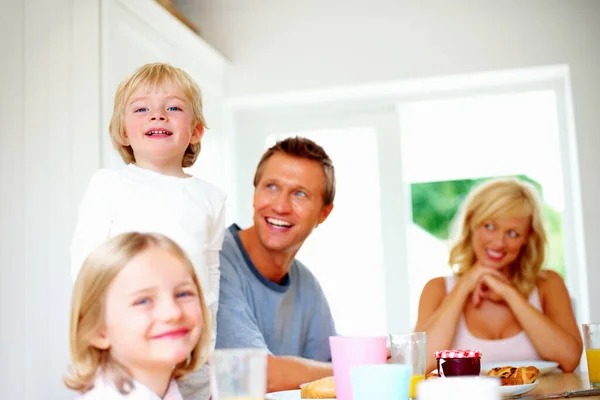 Familia feliz desayunando juntos en casa. Retrato de una familia feliz desayunando juntos en casa. —  Fotos de Stock