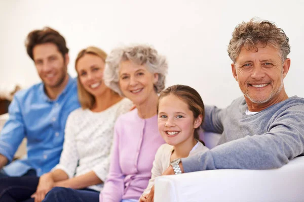Drie generaties van liefde. Portret van een vrolijke multi-generationele familie die samen glimlacht. — Stockfoto