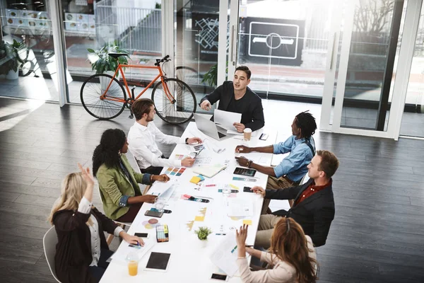Assegnare un compito a ciascun membro del team. Girato di un gruppo di uomini d'affari che fanno una riunione in una sala riunioni. — Foto Stock