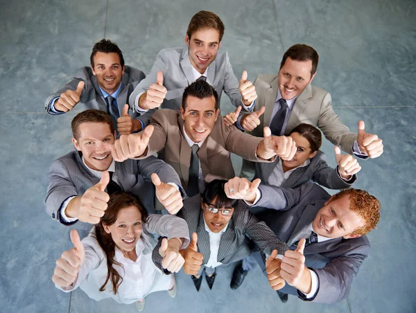 Aprobación enfática. Vista superior de un equipo de negocios exitoso que le da un pulgar enfático hacia arriba. — Foto de Stock