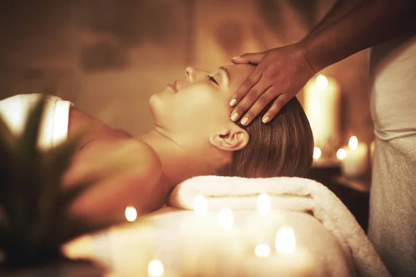La vie est meilleure au spa. Gros plan d'une jeune femme bénéficiant d'un massage de la tête au spa. — Photo