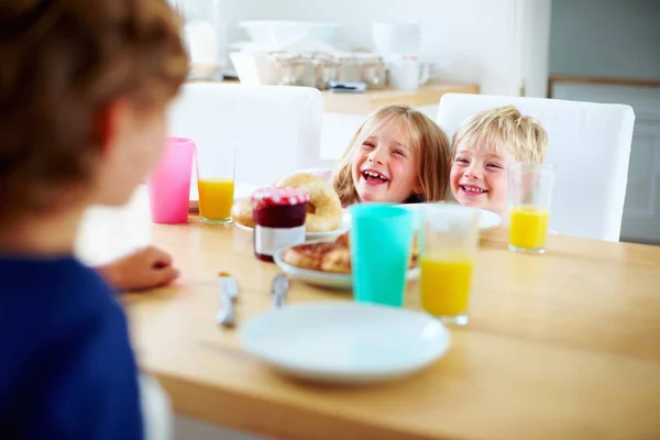 Crianças alegres se divertindo durante o café da manhã. retrato de um alegre crianças se divertindo durante seu café da manhã. — Fotografia de Stock