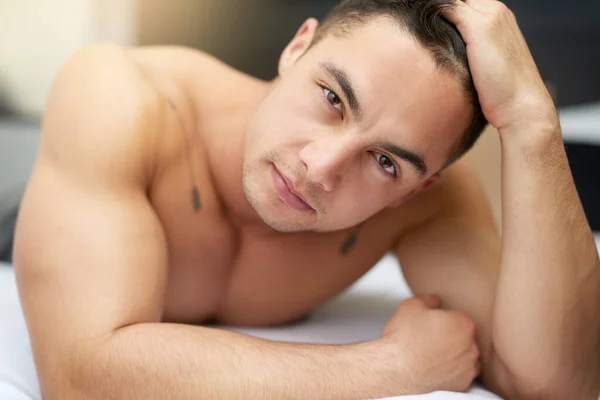 Bonjour beau gosse. Plan recadré d'un beau jeune homme couché dans son lit. — Photo