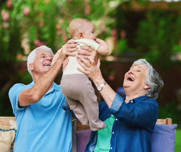 Díky bohu za malé chlapce. Vystřižený záběr seniorského páru tráví čas se svým vnukem. — Stock fotografie